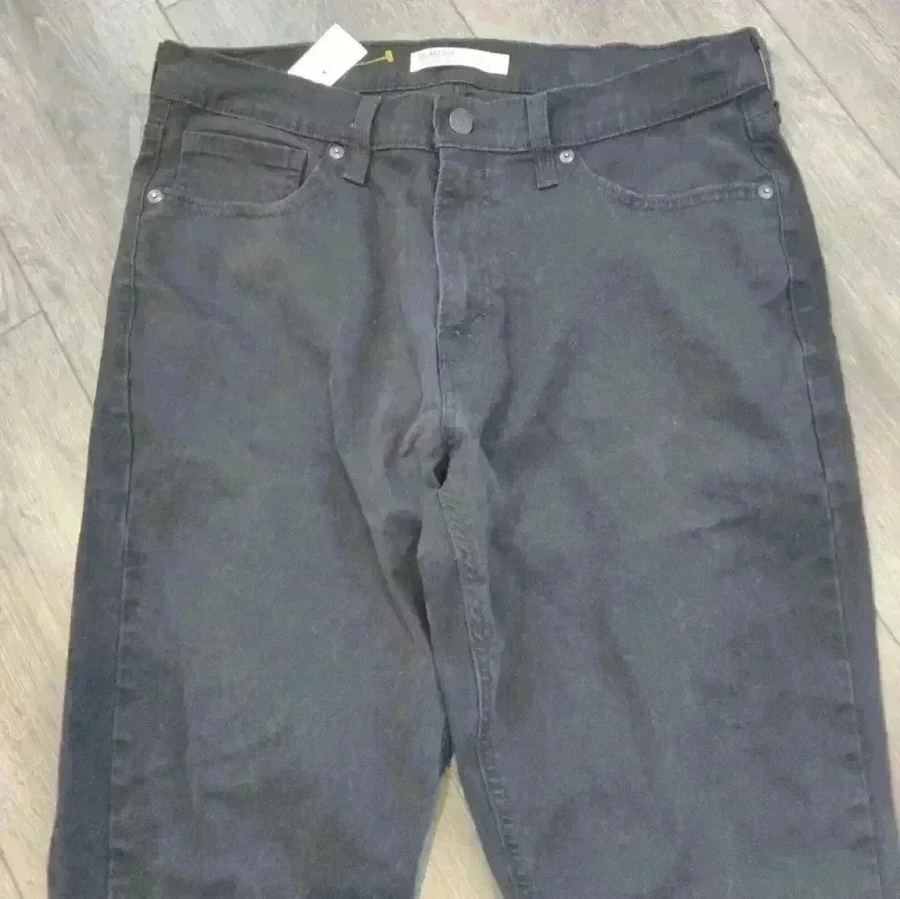 Levi's - Picture 2 of 5